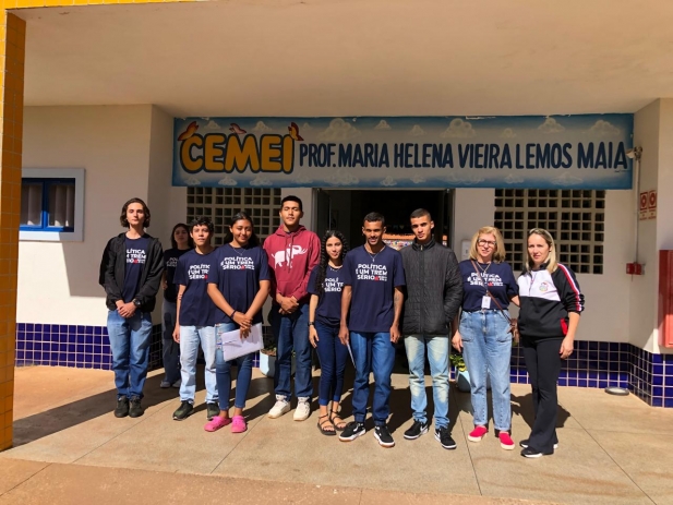 Alunos do Parlamento Jovem realizam visitas a escolas do município