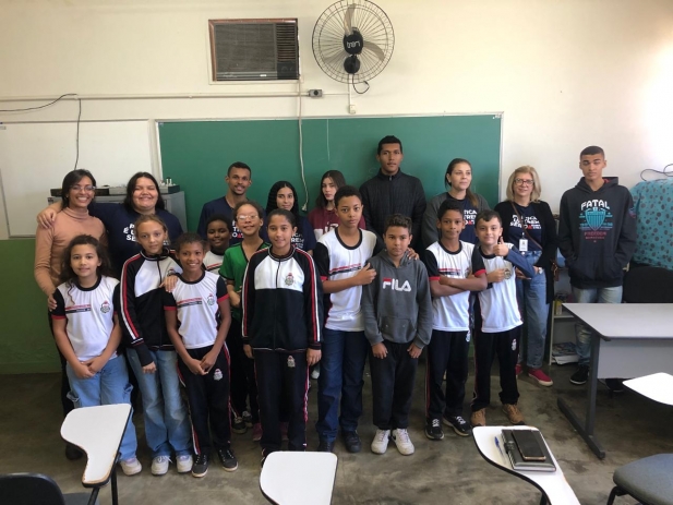 Alunos do Parlamento Jovem realizam visitas a escolas do município