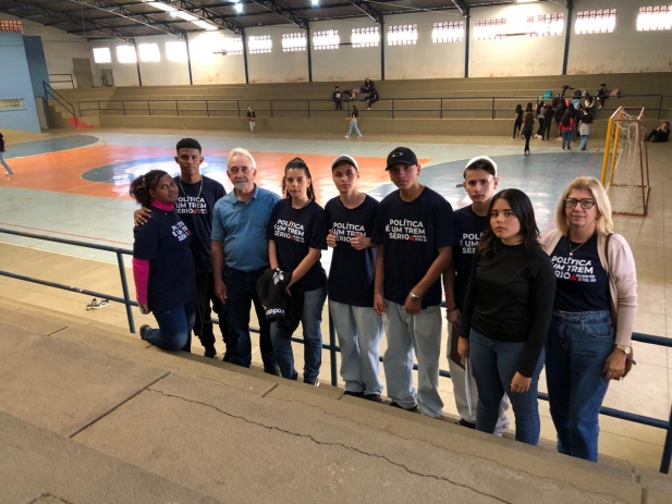 Alunos do Parlamento Jovem realizam visitas a escolas do município