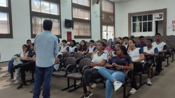 Os alunos da Escola Estadual Lourenço de Andrade compareceram à Câmara Municipal de Passos