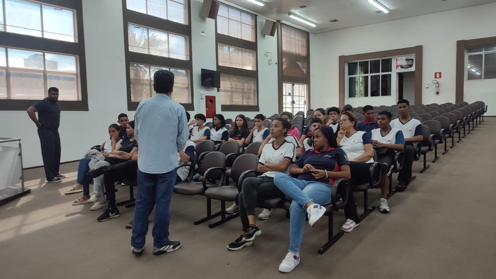 Os alunos da Escola Estadual Lourenço de Andrade compareceram à Câmara Municipal de Passos